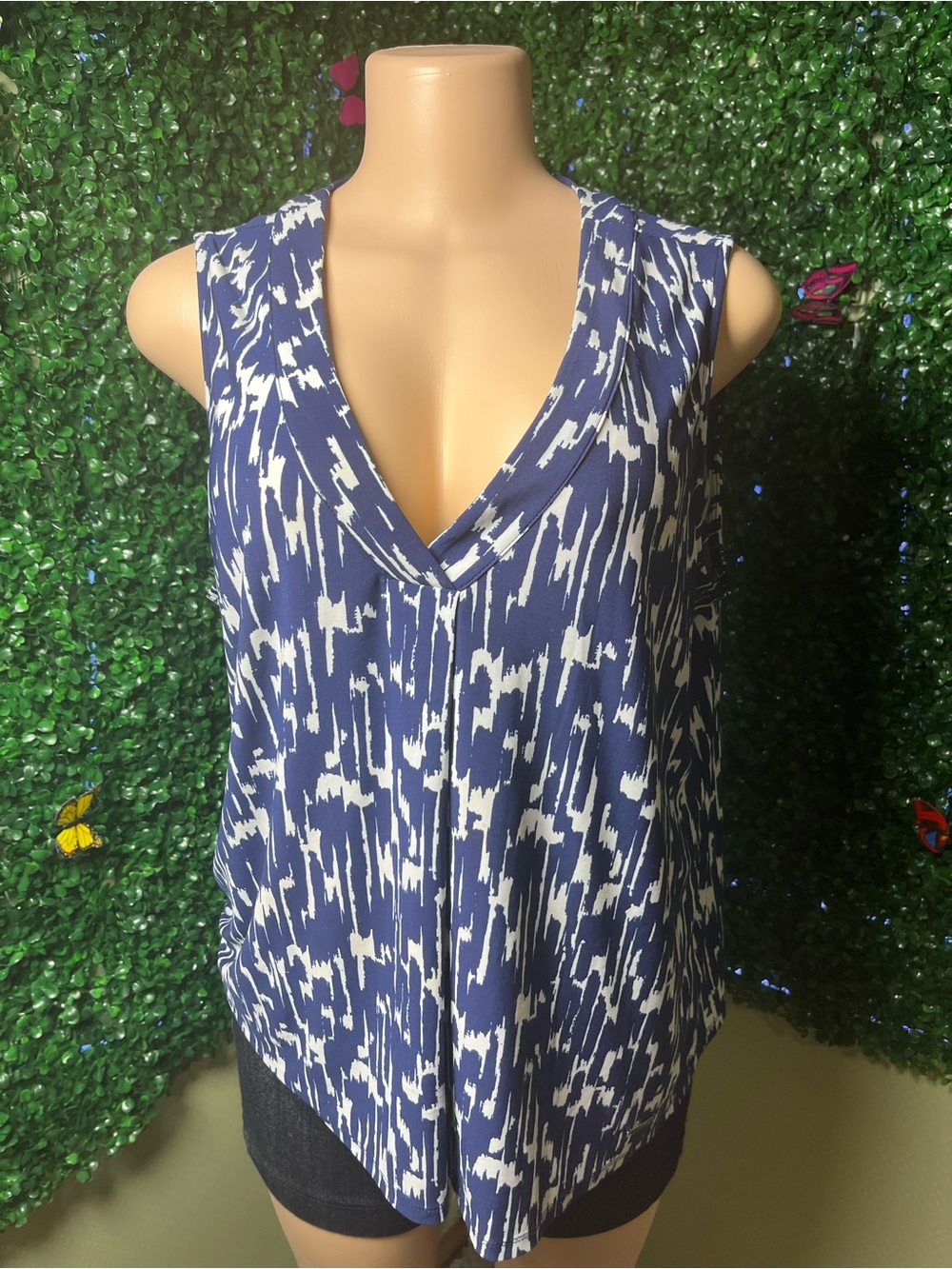 Anne Klein Blue and White Sleeveless V-Neck Print Top